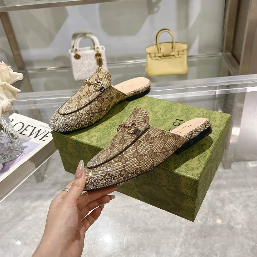 👟👟Ex-factory price 440👟👟 Burgundy G diamond (35-41) (41/42 customized) As an outstanding representative of Gucci’s design heritage, the Jordaan series horsebit loafers vividly highlight the classic elegance. This shoe is made of the brand’s iconic monogram canvas, making it a timeless classic. The material of this shoe is soft, and the silhouette is exquisite and smooth, highlighting daily elegance. Angora red GG canvas Women Light gold tone hardware Horsebit faceted crystal detail Leather sole